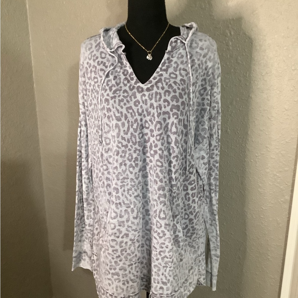 SILVERWEAR Oversized Sweatshirt with V-Neck‎ in leopard